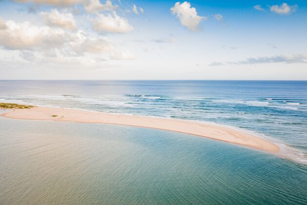 海岸线空中美丽的镜头 一个平静的蓝色大海 中间有一个岛屿海洋阳光风景