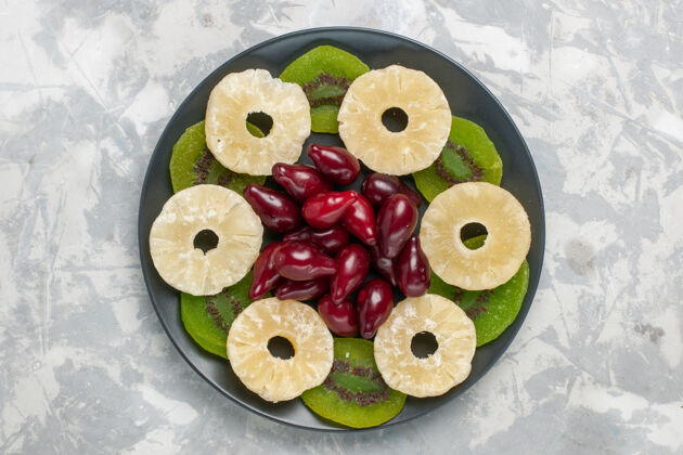 可食用水果顶视干果菠萝环和猕猴桃片 表面白色水果干甜糖酸烘焙食品苹果菠萝