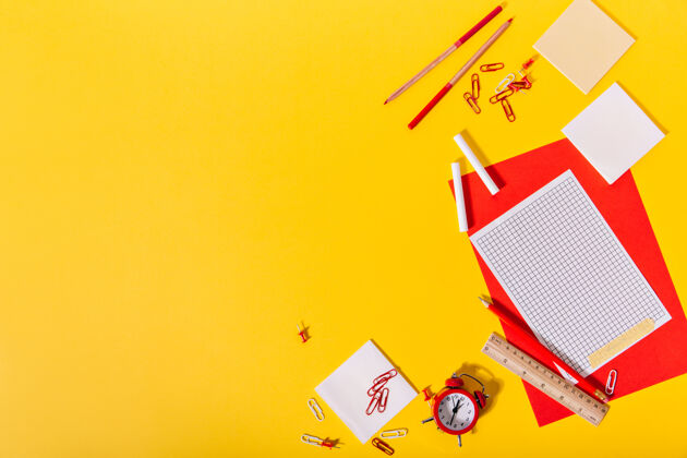 桌面一套明亮的学校文具 包括红色和纸 夹子 蜡笔 铅笔和木尺子笔记本套装现代