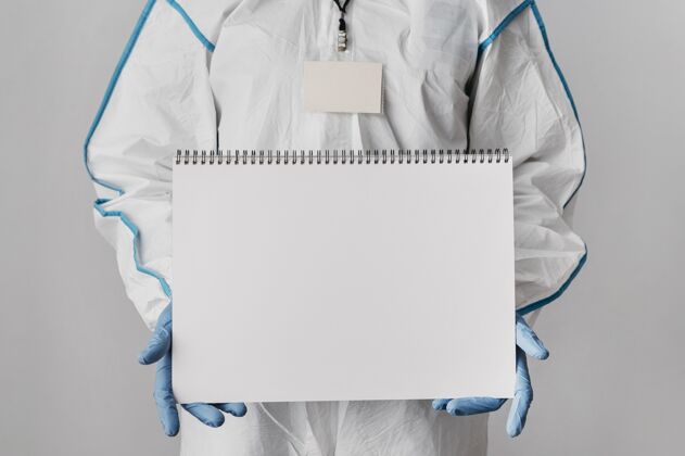 冠状病毒前视图医生拿着一个空白笔记本医生预防工作