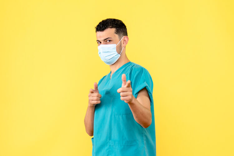 肖像戴口罩的医生医生知道在冠状病毒大流行期间该怎么办男性人物期间