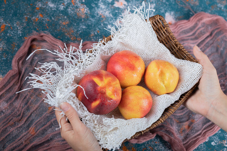 蔬菜白色乡村厨房毛巾上的黄色桃子生物季节健康