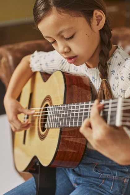 女孩在家学吉他的女孩班音乐家吉他手