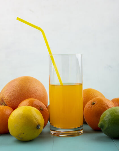 饮料前视图橙汁在玻璃和黄色稻草与橙子葡萄柚和柠檬与酸橙视野葡萄柚柠檬