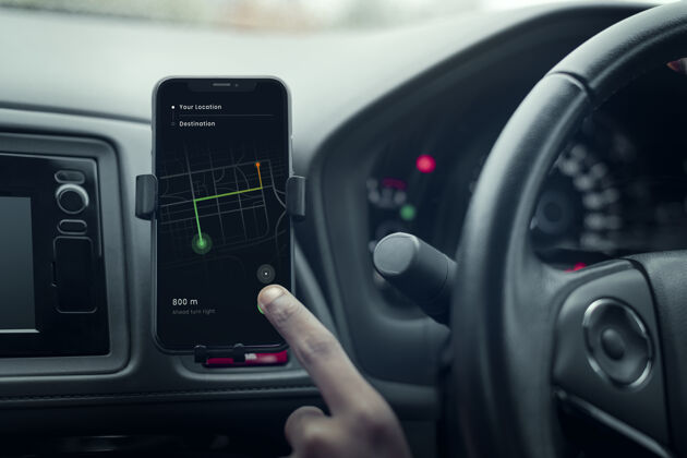 电信Gps导航系统在自动驾驶汽车的手机上男性旅程手