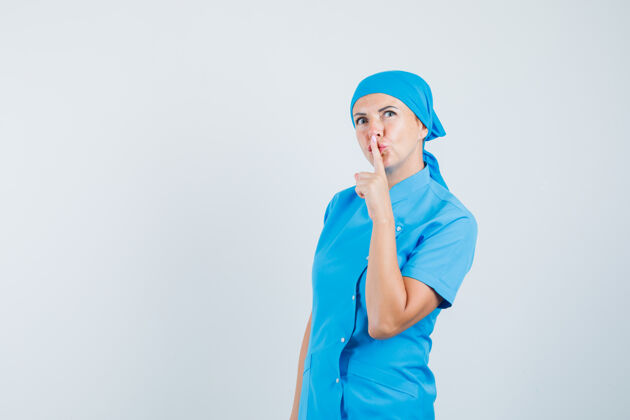 护理身着蓝色制服的女医生 表现出沉默的姿态 仔细地看着前方制服疾病外科医生