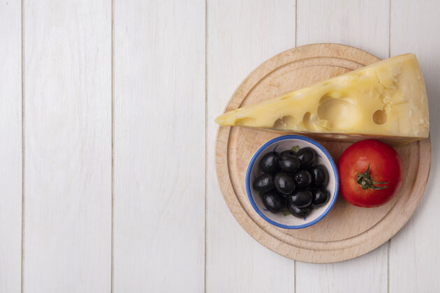 食物顶视图复制空间马斯丹奶酪与橄榄和西红柿站在白色背景上番茄马斯丹橄榄