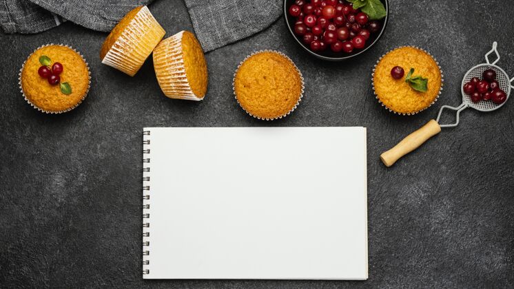 松饼美味的松饼与浆果和笔记本俯视图烹饪水平营养