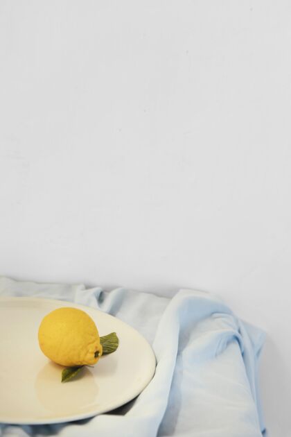 装饰抽象的最小概念柠檬和盘子中性室内工作室