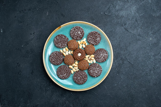 饼干俯瞰美味的巧克力饼干圆形形成的深灰色背景饼干饼干糖蛋糕甜饼茶饼干板内饼干盘子圆形
