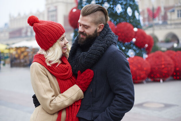 城市生活男人和女人在市场广场特写冬装冬天