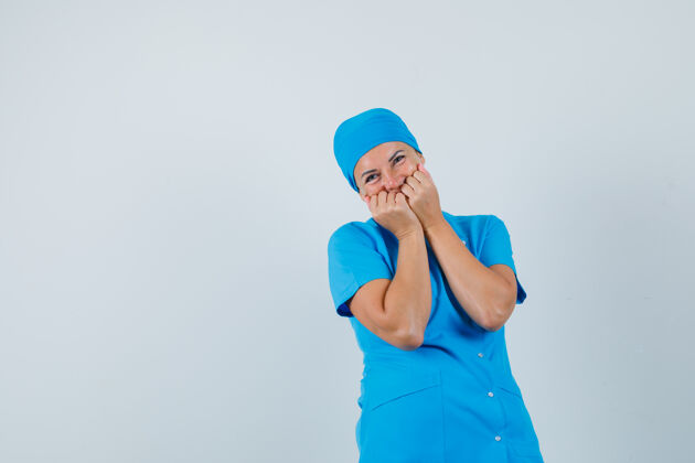 拳头身着蓝色制服的女医生脸上握着拳头 神情开朗 前视疾病肖像疾病