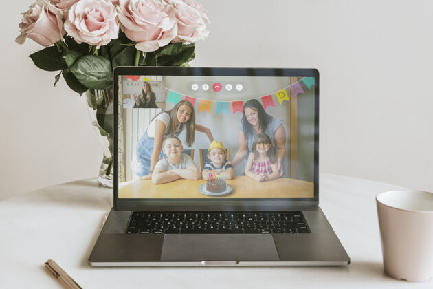 面具虚拟生日派对通过视频通话在笔记本电脑上的新常态聚会电脑交流