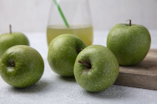视野前视图绿色苹果与苹果汁在一个白色的背景玻璃水果果汁食物