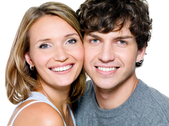 感觉一对美丽的年轻幸福的微笑夫妇的肖像-孤立休闲欢笑拥抱
