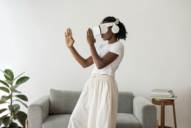 设备非裔美国妇女体验虚拟现实模拟护目镜游戏连接