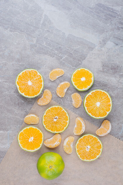 热带柑橘类水果散落在石头的背景上柠檬柑橘天然