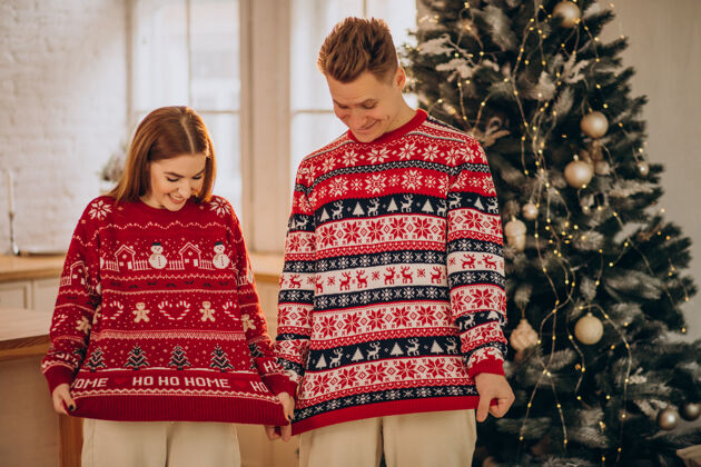 一起一起穿圣诞毛衣的情侣圣诞礼物关系圣诞装饰