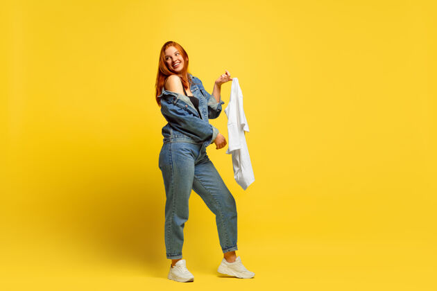 工作更容易成为追随者如果只有一件衬衫 洗衣更快黄色背景上的白种女人肖像漂亮的红发模特人类情感的概念 面部表情 销售 广告衣服工作事业