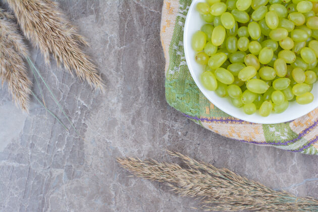 葡萄一碗绿葡萄放在五颜六色的桌布上绿色新鲜水果