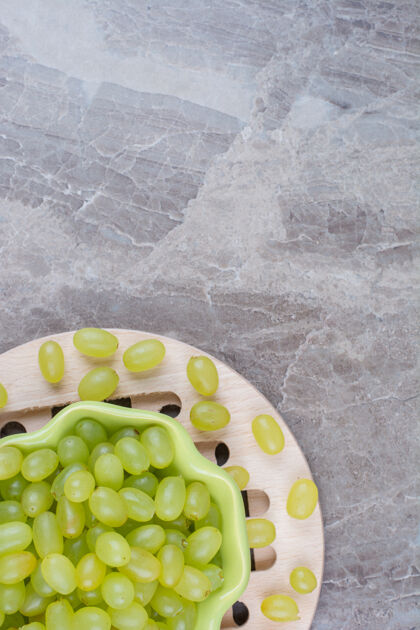 新鲜一碗青葡萄放在木片上水果绿色自然
