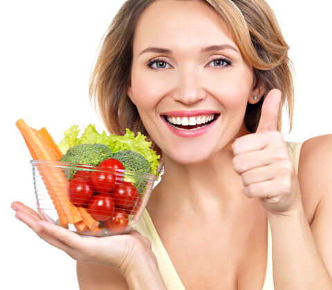 节食一个微笑的年轻女子拿着一盘蔬菜的肖像-孤立在白色上新鲜大拇指肖像