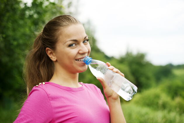 运动年轻女子喝水运动健身口渴年轻人