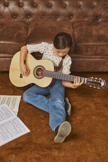 音乐家在家弹吉他的女孩艺术学习小