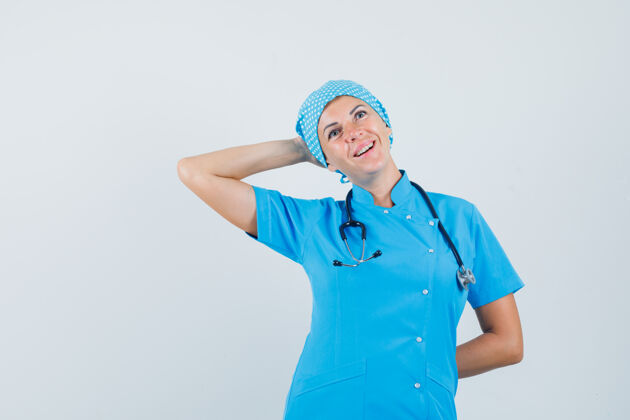 诊断女医生穿着蓝色制服 手放在脑后 看上去充满希望正视图治疗肖像护士