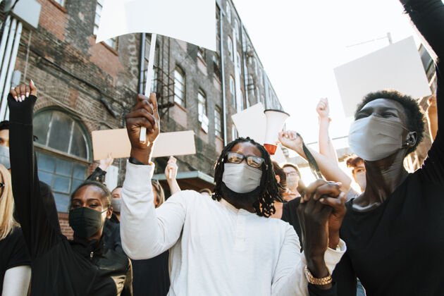 反对戴着口罩的不同人群在covid-19大流行期间抗议人权愤怒扩音器