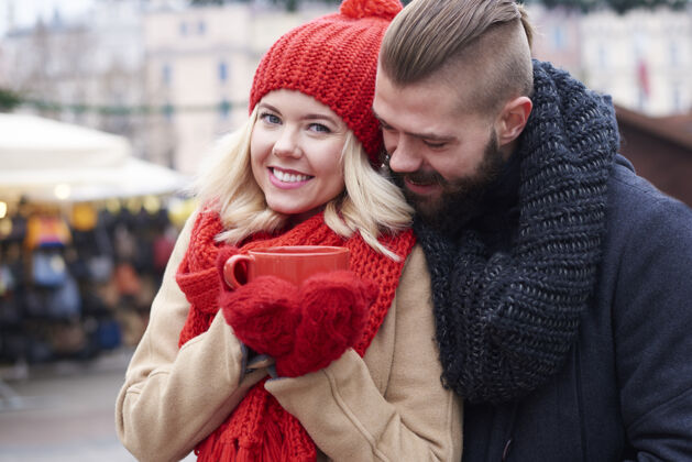 微笑相爱的情侣和一杯红咖啡热身城市生活围巾