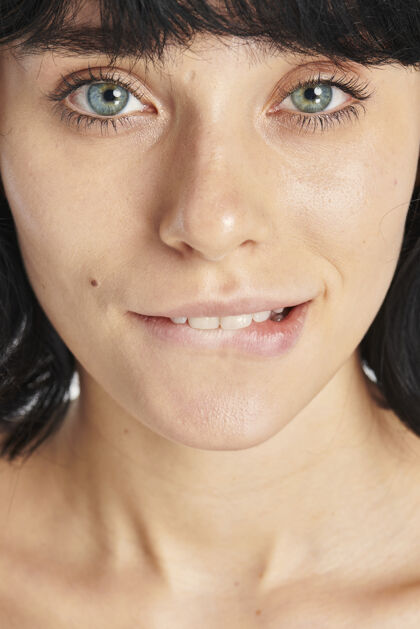 健康蓝眼睛的女人咬着嘴唇皮肤表情面部