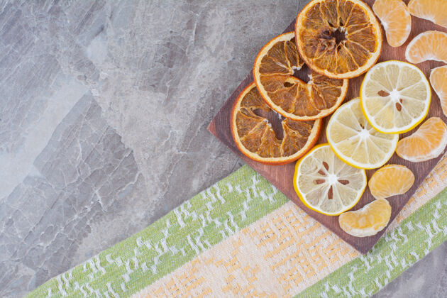 切片用桌布把柑橘片放在木板上好吃的柑橘橘子
