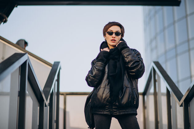 现代穿黑夹克的女人走过桥女性桥街头风格