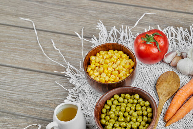 餐具绿豆和玉米放在木杯里午餐膳食产品
