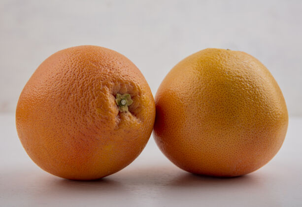 正面灰色背景上的橙子视野水果灰色