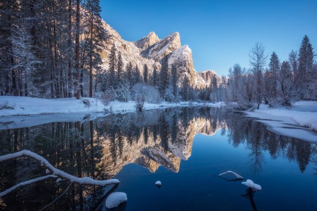 公园冬天的时候 河流被冰雪覆盖的树木所包围天空乡村山