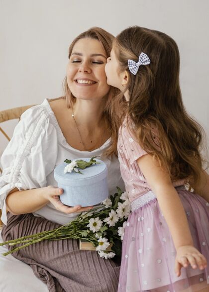 春天小女孩在母亲节给妈妈送春花和礼盒春天季节季节