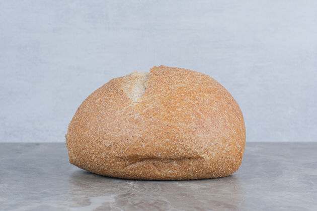 美味大理石背景上的新鲜面包面包大理石面包