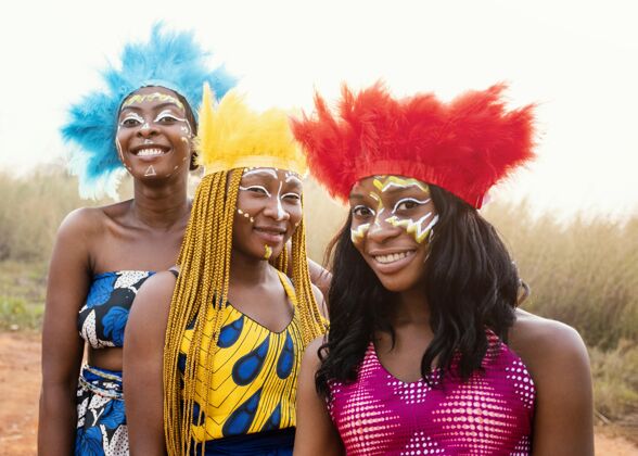 节日非洲嘉年华的快乐朋友团水平女人活动