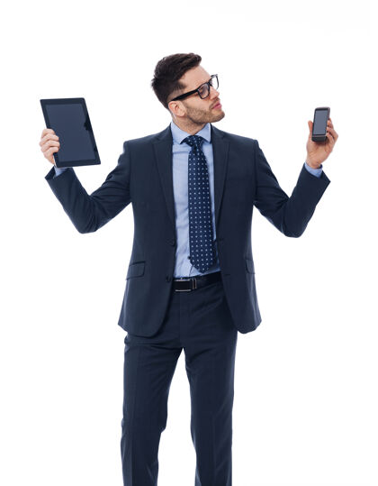 眼镜帅哥商人手里拿着数字平板电脑和手机正装选择商务男士