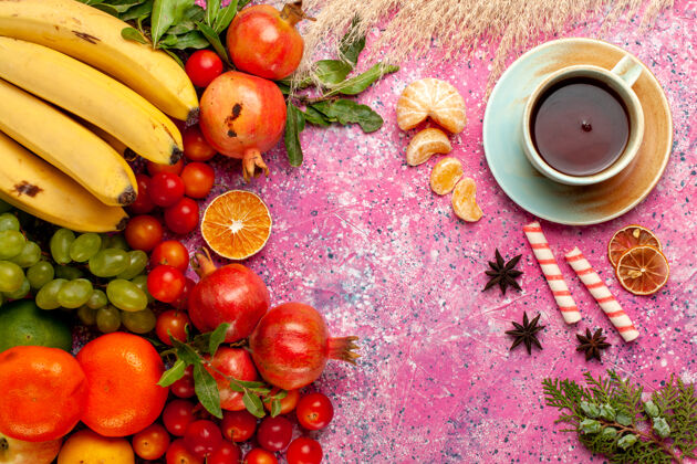 新鲜在浅粉色的桌子上放一杯茶 可以看到新鲜水果的构成茶食物成分
