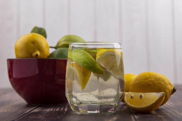 食物正面图用柠檬和柠檬片在玻璃杯里排毒水视图健康