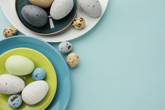 静物彩色复活节彩蛋平放在多个盘子里鸡蛋节日盘子