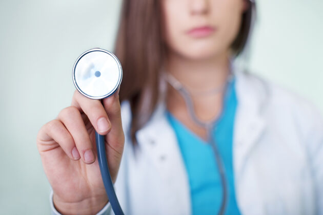 护理医生拿着听诊器年轻女性专业职业医疗程序
