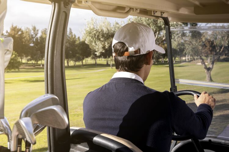 玩在球场上开高尔夫球车的人俱乐部娱乐场地