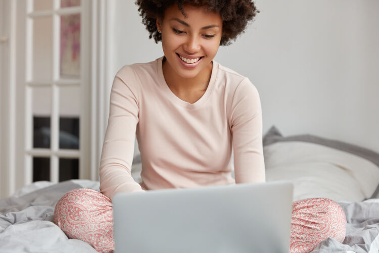 家庭黑色皮肤女性的剪影坐在笔记本电脑前女性连接舒适