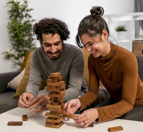妻子夫妻俩在家玩木塔游戏女朋友房子北欧风格