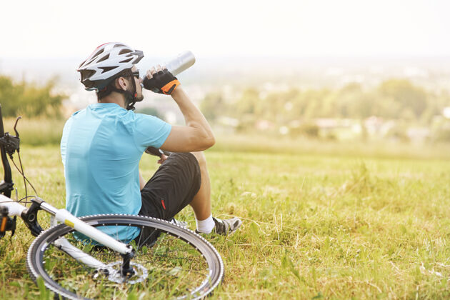 运动一边休息一边欣赏美丽的景色自行车自行车运动头盔