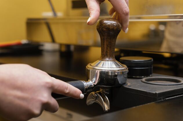 工作女咖啡师使用专业咖啡杯服务员职业就业